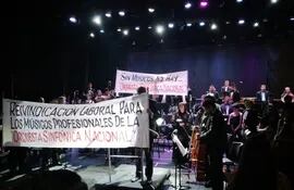 Músicos de la Orquesta Sinfónica Nacional se manifestaron ayer antes de un concierto.