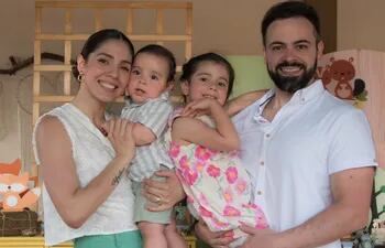 Silvia Romero y David Mussi con el cumpleañero Amín y su hermanita Zaira.