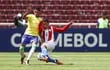 El defensor paraguayo Óscar López se arroja al suelo y le roba el balón con mucha precisión al brasileño Riquelme de Souza.