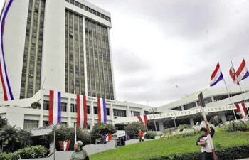 La Municipalidad de Asunción se encuentra en “rojo” debido a la falta de recaudación, según informaron autoridades.