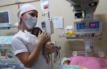 El bebé nació este viernes con solo siete meses en el Hospital Distrital de Carapeguá.