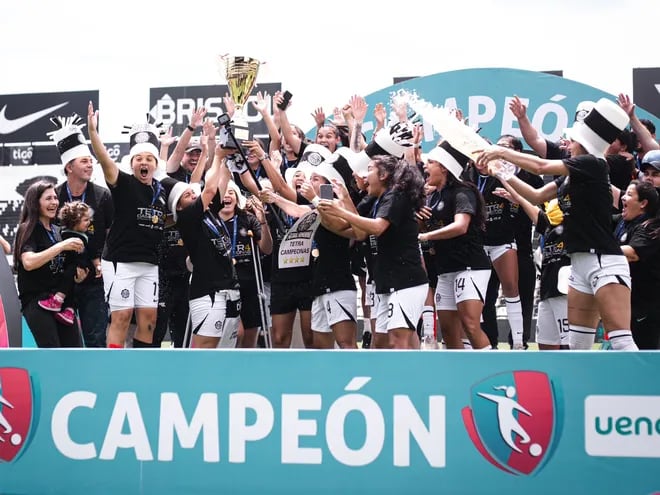 Las jugadoras de Olimpia festejan la conquista del torneo Clausura 2023 del Fútbol Femenino paraguayo.