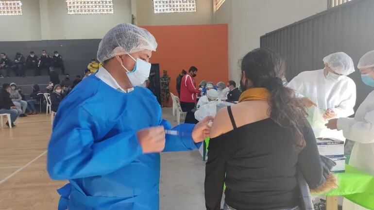 Una mujer es inoculada en un centro de vacunación de Paraguay (Imagen referencial).