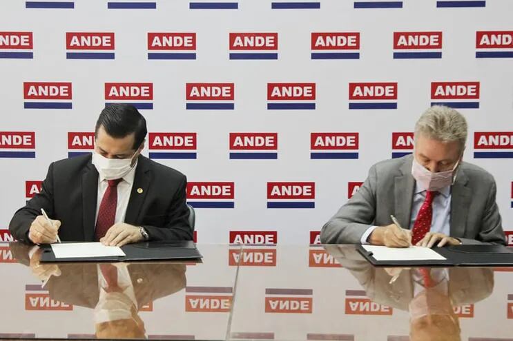 El presidente de la ANDE, Félix Sosa y el representante de Neogreen Hydrogen Corporation, firmaron el acuerdo.