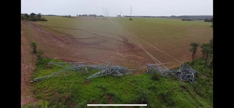 Las torres de la línea de transmisión de 500 kV derribadas en Itakyry por la tormenta de la semana pasada dejaron al sistema con baja confiabilidad.