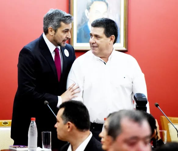 Mario Abdo Benítez y Horacio Cartes, el 14 de marzo de 2018, durante la campaña presidencial del primero.