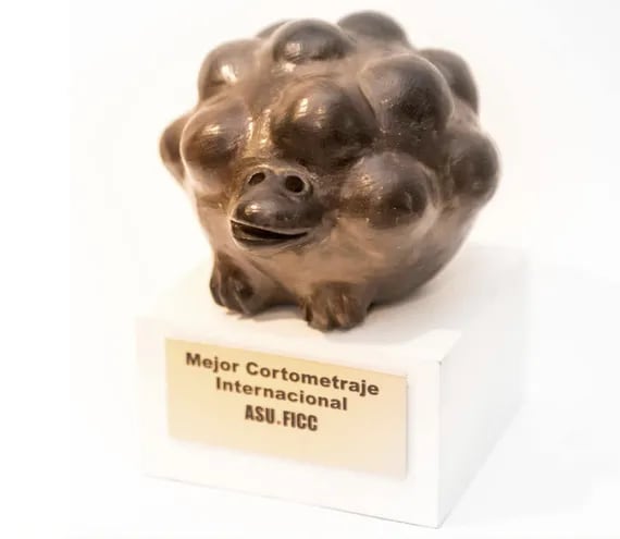 Imagen del trofeo elaborado por la ceramista Julia Isidrez que se otorga a los ganadores del Asuficc.