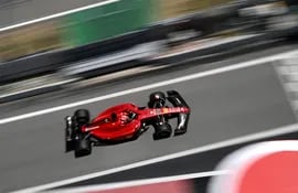 El Ferrari del monegasco Charles Leclerc durante el primero ensayo libre del Gran Premio de España en el circuito de Montmeló en la ciudad de Barcelona.