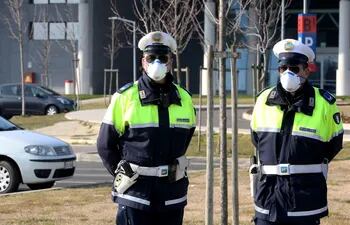 Policía en guardia en el hospital de Schiavonia, cerca de Padua, donde se realizan pruebas para el coronavirus en la población de la región del Véneto, en el norte de Italia.