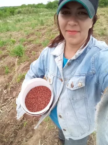 Celsa Portillo trabaja en la agricultura familiar. Acá una imagen con poroto que ella misma cosecha.