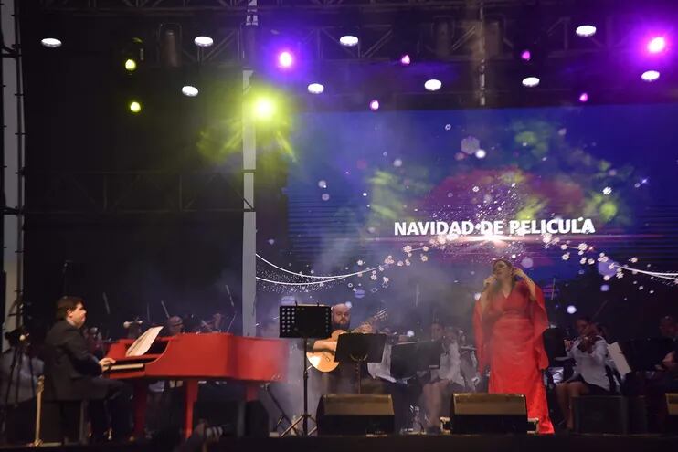 Lidia González junto al maestro Sergio Cuquejo al piano, durante el concierto "Navidad de películas" que se realizó anoche en la Costanera de Asunción.