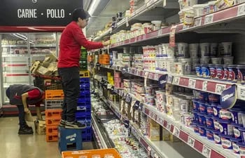 Empleados de un supermercado organizan productos en los estantes, en Buenos Aires (Argentina). EFE/ Juan Ignacio Roncoroni