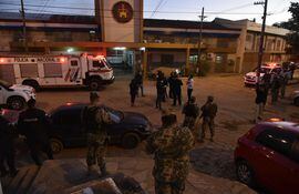 Agentes de la Policía, frente al penal de Tacumbú.