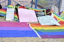 Con pancartas, y banderas, estudiantes repudiaron el supuesto caso de discriminación dentro del colegio.