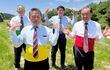 Un grupo de cuatro hombres de 50 y 60 años bailando torpemente vestidos con una mezcla de camisa, corbata y camisetas de colores se convirtieron en la sensación de TikTok en Japón.