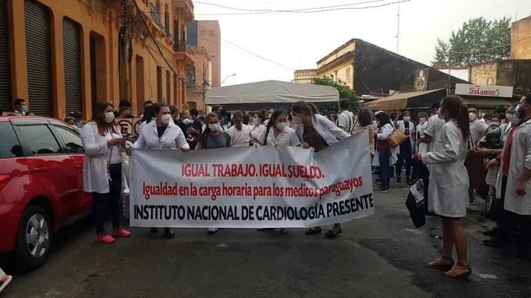 Médicos reunidos en las inmediaciones de la sede del Ministerio de Hacienda, en Asunción, este lunes.