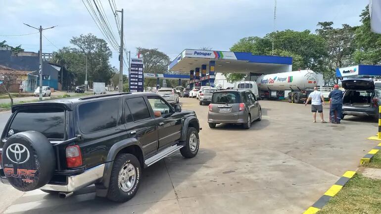 La gasolinera de Petropar, ubicada en Villa Elisa, registró cola de vehículos que acudieron para comprar combustible.