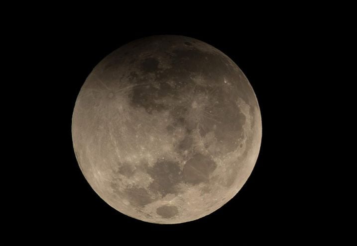 Una vista de la fase de penumbra de un eclipse total lunar, desde Santiago de Chile, en mayo de 2021.