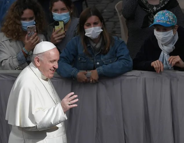 El Papa Francisco bendice a los asistentes cuando llega el 12 de mayo de 2021 al patio de San Dámaso en el Vaticano, para reanudar su audiencia general semanal al aire libre con el público después de una ausencia de seis meses debido a la crisis del coronavirus.