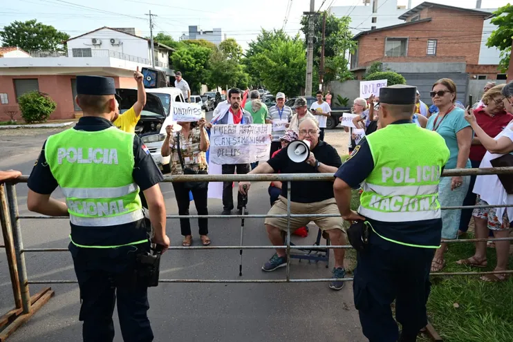 Jubilados se manifiestan contra la corrupción en IPS frente a la casa de Bataglia