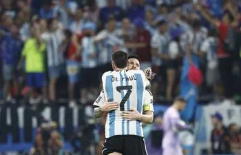 Lionel Messi y Rodrigo De Paul de Argentina reacciona hoy, al final de un partido de los octavos de final del Mundial de Fútbol Qatar 2022 entre Argentina y Australia en el estadio Ahmad bin Ali Stadium en Rayán.
