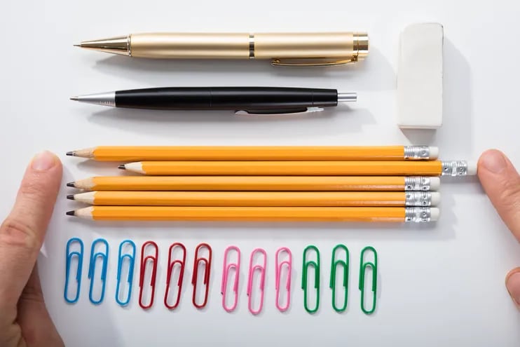 Una persona que vive con transtorno obsesivo compulsivo (TOC) ordena lápices, clips y otros útiles.