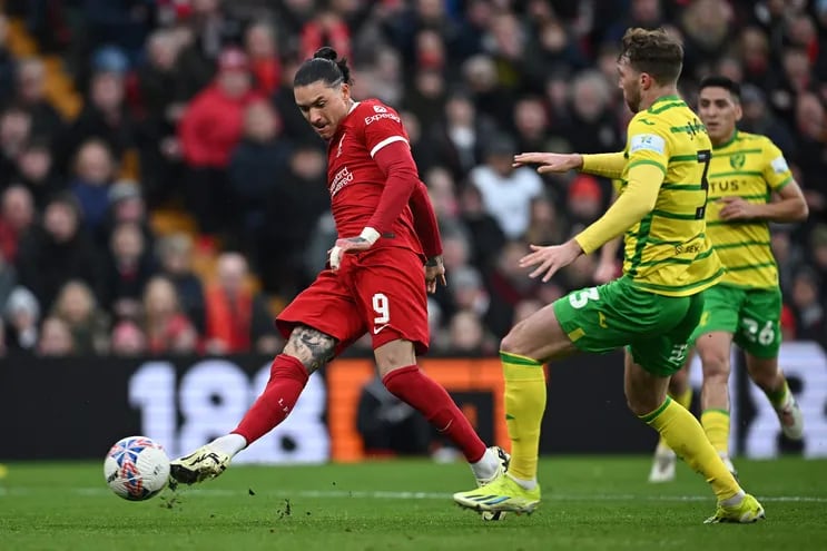 Darwin Núñez patea el balón para anotar el segundo gol para el Liverpool en la victoria 5-2 sobre Norwich.
