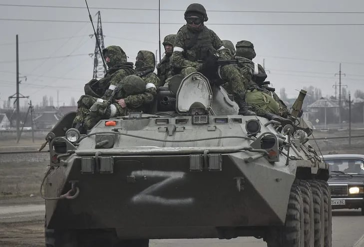 Soldados del ejército ruso, a bordo de un vehículo blindado de transporte de personal BTR-80, se dirigen por carretera hacia el centro de Ucrania. (Imagen de archivo).