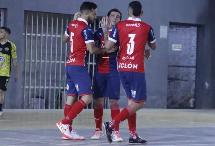 Gol de Jorge Espinoza (c) para  Cerro Porteño y comparte el feliz momento con sus compañeros. (Foto FutsalAPF)