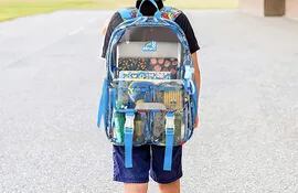 Imagen de referencia: un niño utilizando una mochila transparente.