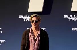 Brad Pitt posa en la alfombra roja del preestreno de la película Bullet Train, en el cine Zoo Palast de Berlin. (John MACDOUGALL / AFP)