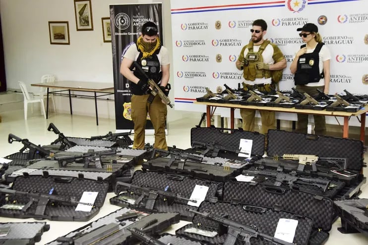 Las armas incautadas en el marco de la “Operación Dakovo” fueron exhibidas ayer en la Base de Operaciones de la Senad.