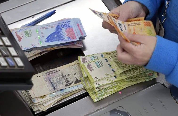 La fuerte depreciación del peso argentino, en el último mes, ha llevado al gobierno a reactivar las restricciones cambiarias. (AFP)