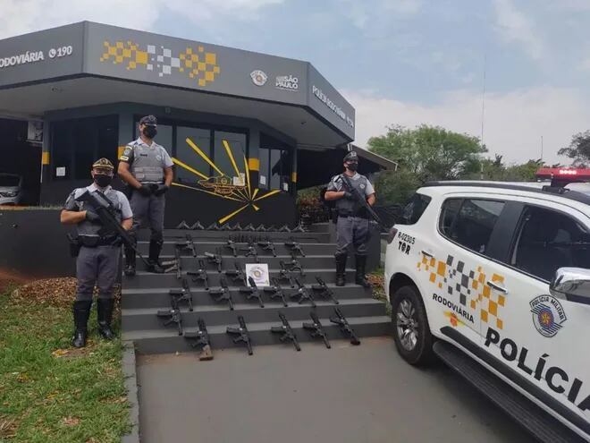Los agentes de la Policía Rodoviaria de São Paulo exhiben las 33 armas que iban escondidas en la rueda de auxilio del camión con placas paraguayas.