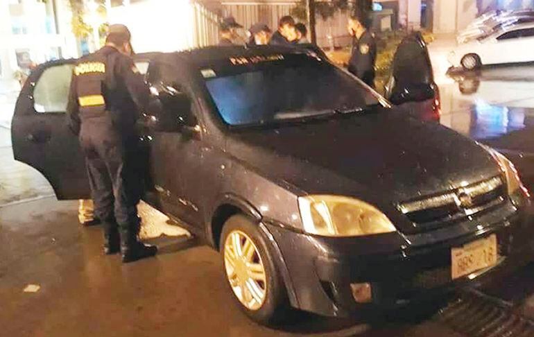 Agentes de la Policía Nacional registran el vehículo en el que fueron dejados solos los dos niños y donde el mayor disparó accidentalmente contra su hermana pequeña.