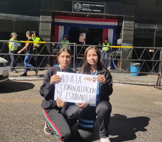 Valeria Zayas (izquierda) y Mercedes Montiel (derecha), representantes de la UNEPY, frente al Ministerio de Educación y Ciencias.