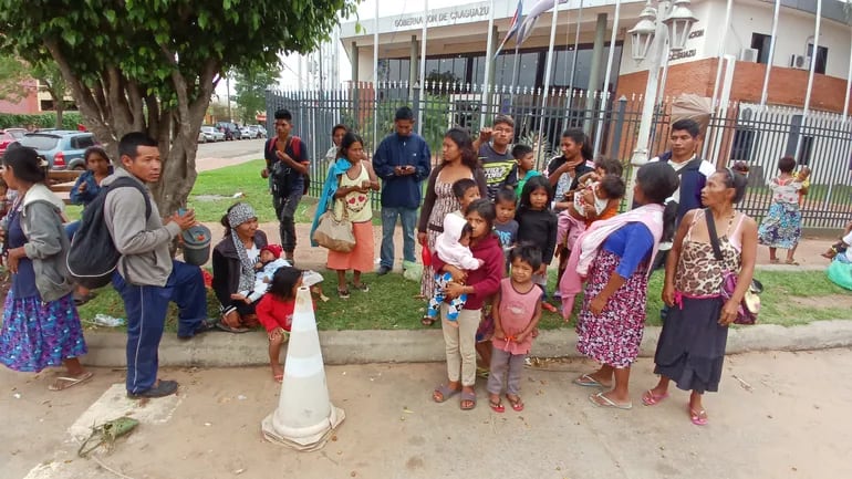 Nativos frente de la Gobernación de Caaguazú.