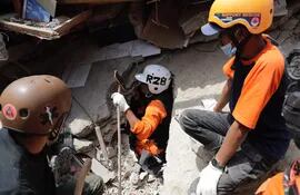 Rescatistas trabajan en los escombros de una casa derrumbada por el terremoto en Cianjur, Indonesia, este miércoles.