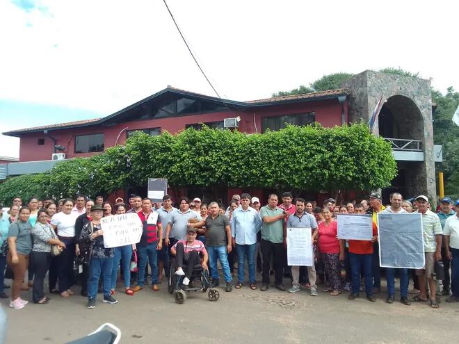 Centenares de personas estafadas nuevamente volvieron a manifestarse hoy frente al Ministerio Público de Santaní