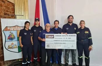 Bomberos reciben un cheque municipal de G.40 millones para la retirar la ambulancia.