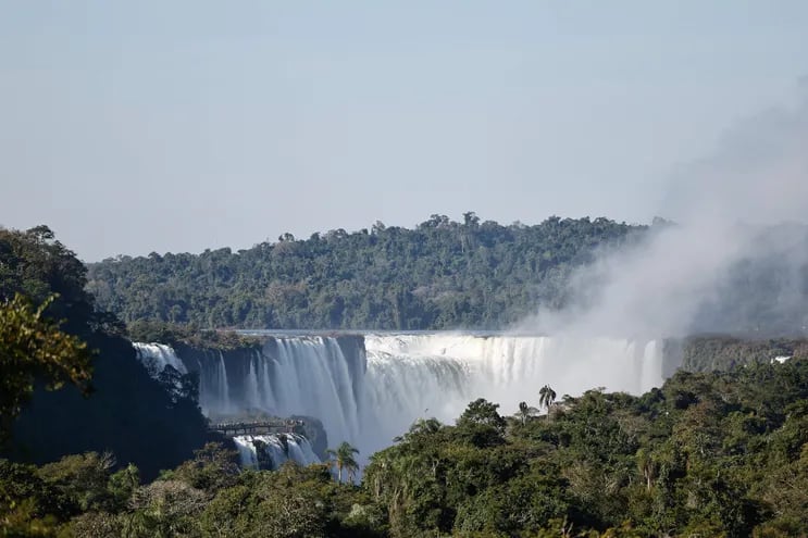 La principal pasarela de las Cataratas del Iguazú fue cerrada por precaución.