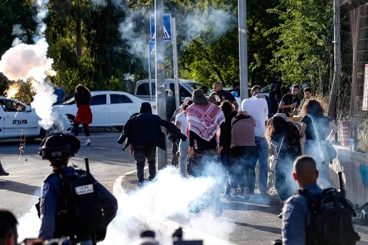 Miembros de las fuerzas de seguridad israelíes disparan gas lacrimógeno contra manifestantes palestinos en el este de Jerusalén, el pasado sábado.