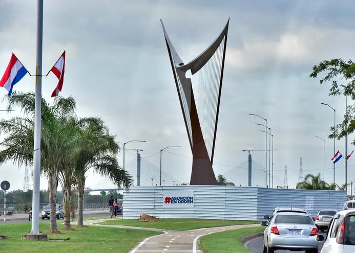 Vista del monumento al arpa paraguaya, que va está ubicado en el paseo central de la Avda. Costanera, cerca de la intersección con Gral. Santos.