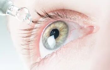 El ojo es irrigado por gran cantidad de pequeños vasos sanguíneos. Que alguno se rompa y tiña el ojo de rojo es bastante frecuente y en muchos casos inofensivo.