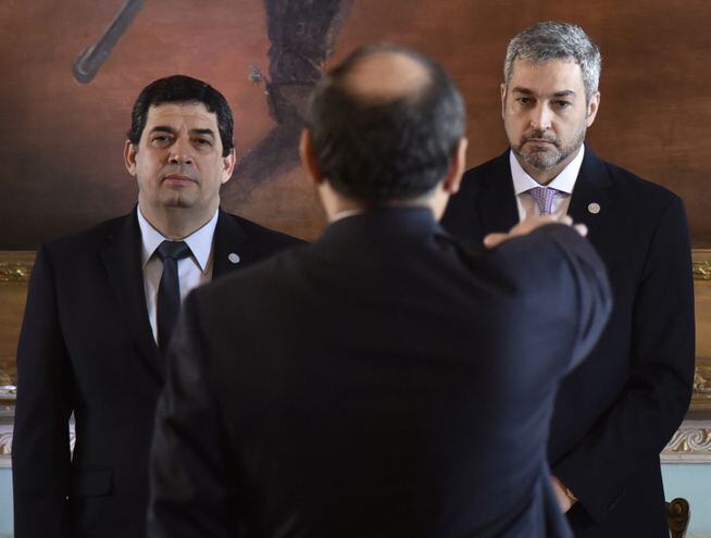 Hugo Velázquez y Mario Abdo Benítez en el juramento del nuevo canciller, Antonio Rivas, último acto público que compartieron.