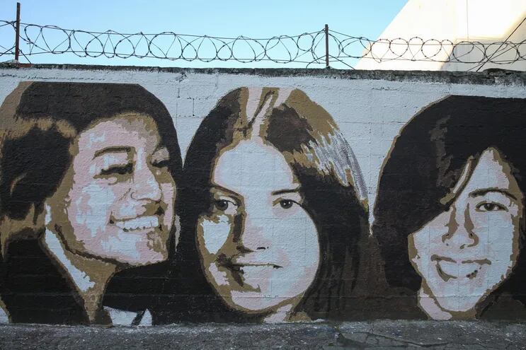 Un mural que homenajea a las "Muchachas de abril", Laura Raggio, Diana Maidanik y Silvia Reyes, cerca del sitio donde fueron acribilladas durante la dictadura cívico-militar uruguaya (1973-1985), en el barrio Brazo Oriental, en Montevideo (Uruguay), el 19 de mayo de 2022. Han pasado más de cuatro décadas desde la madrugada de 1974 en que las Fuerzas Conjuntas del régimen militar uruguayo acribillaron a Diana Maidanik, Laura Raggio y Silvia Reyes, cuyos rostros inmortalizados en fotos son recordados cada abril, y su crimen sigue esperando verdad y justicia.