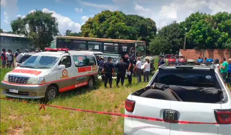 Procedimiento en el lugar donde fue encontrado el cuerpo de la niña de 12 años abusada y asesinada en Caaguazú en febrero de este año.
