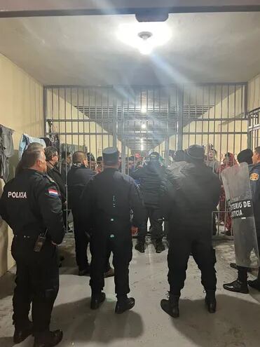 Momento de la intervención policial en el pabellón "B" alta de la Penitenciaria Regional de Misiones.