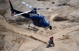 El español Juan Pedroro Garcia es escolta por el helicóptero de la transmisión del Rally Dakar 2021.