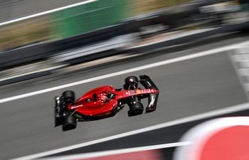 El Ferrari del monegasco Charles Leclerc durante el primero ensayo libre del Gran Premio de España en el circuito de Montmeló en la ciudad de Barcelona.